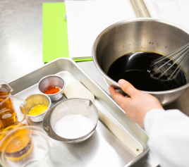 写真：調味料をボウルで混ぜ合わせている